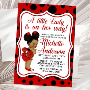 Könnte beinhalten: Eine Babyparty-Einladung mit roten und schwarzen Punkten und einer Cartoon-Illustration eines kleinen Mädchens, das als Marienkäfer verkleidet ist. Der Text lautet "A little Lady is on her way!" und enthält den Namen "Michelle Anderson" sowie Datum und Uhrzeit der Veranstaltung.