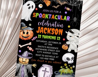 Könnte beinhalten: Eine schwarz-weiße Halloween-Partyeinladung mit einem gruseligen Thema. Die Einladung zeigt ein Gespenst, eine Mumie, einen Kürbis, eine Hexe, einen Kessel und einen Grabstein. Der Text auf der Einladung lautet: "Schließen Sie sich uns zu einer Spooktacular-Feier an Jackson wird 12. Samstag, 29. Oktober um 19:00 Uhr. Residenz Smith Anywhere Street Any City Avenue 12345 RSVP an Michelle unter 123-456-7890 Kommen Sie verkleidet!"