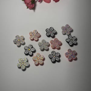 Strass Schuhanhänger – schillerndes Kroko Accessoire – schwarz, weiß oder rosa