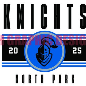 Op de afbeelding: Een grafisch ontwerp met het woord "KNIGHTS" in vette zwarte letters boven een blauw en zwart embleem. Het embleem bevat een ridderhelm en de woorden "NORTH PARK" eronder. De cijfers "20" en "25" zijn ook aanwezig.