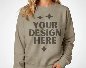 Mockup felpa girocollo unisex NuBlend Khaki Jerzees 562MR Mockup modello Khaki Jerzees 562MR Mockup maglione Jerzees POD Mock