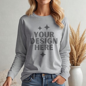 Gildan 2400 Sport Grau Mockup G2400 Frauen Modell Mock-up G 2400 Sport Grau Langarm Mock-up Ästhetik Boho Mocks Longsleeve Tee Mockups