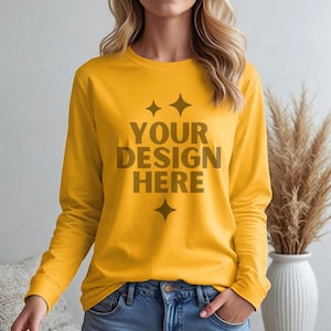 Gildan 2400 Gold Mockup G2400 Frauen Modell Mock-up G 2400 Gold Langarm Mock-up Ästhetische Boho Mocks Gold Langarm-T-Shirt Mockups
