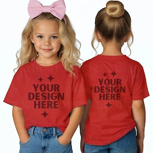 Op de afbeelding: Twee rode T-shirts met korte mouwen en een ronde hals. De voorkant van elk shirt heeft de tekst "YOUR DESIGN HERE" met kleine diamantvormen boven en onder de tekst.