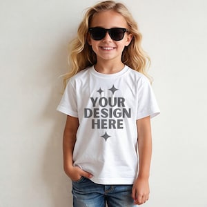 Gildan 64000B Vit Mockup G64000B Barnskjorta Mockup Barnmockup Softstyle T-shirt Mockup Display G 64000B Barn Unisex T-shirt Mockup