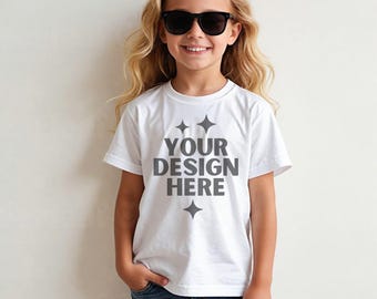 Gildan 64000B Mockup Bianco G64000B Mockup Maglietta per Bambini Softstyle Mockup Display G 64000B Maglietta Unisex per Bambini Mockup