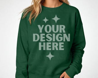 Mockup della felpa girocollo unisex NuBlend Jerzees 562MR verde foresta, mockup del modello Jerzees 562MR verde foresta, mockup del maglione Jerzees POD