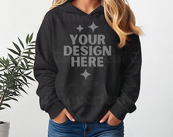 Felpa con cappuccio nera Gildan 18500, mockup frontale, felpa con cappuccio nera oversize, mockup modello G18500, maglione con cappuccio da donna, mockup casual