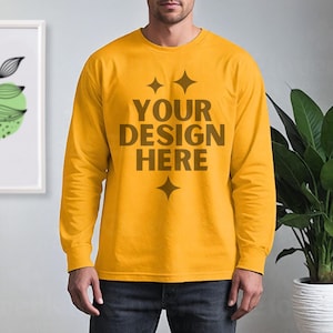 Gold Gildan 2400 Mockup G2400 Männer Modell Mock-up G 2400 Gold Langarm männlich Mock-up Ästhetischer Boho Mann Longsleeve T-Shirt Mockups