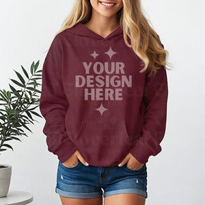 Kastanjebruine Gildan 18500-mockup met capuchon voorkant kastanjebruine sweater met capuchon Oversized model mock-up G18500 damestrui met capuchon casual mock-up