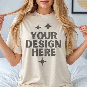Mockup di colori comfort avorio C1717 Mockup di camicia avorio Modello realistico Mockup di colore comfort avorio Estetica 1717 Maglietta boho Mockup di display POD