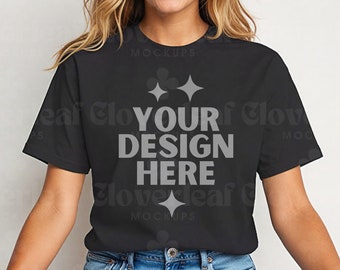 Maqueta de camiseta Gildan 5000 negra de algodón grueso para mujer. Maqueta de modelo G500 negra. Camiseta G5000 negra. Maqueta de estudio simple.