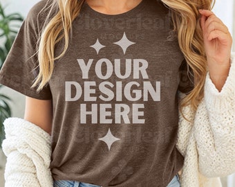 Mockup della maglietta Heather Brown Bella Canvas 3001 Mockup della maglietta Heather Brown T-shirt BC Lifestyle Model Mock-up Maglietta marrone Trendy Boho Mocks