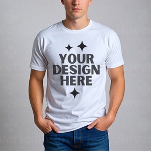 以下が含まれることがあります： 黒いデザインで「YOUR DESIGN HERE」と書かれた白いTシャツ。テキストの周りに小さな星が4つあります。