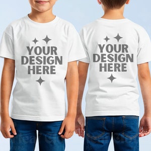 以下が含まれることがあります： 短い袖の白いTシャツが2枚。1枚は前面に「YOUR DESIGN HERE」という文字が書かれており、もう1枚は背面に同じ文字が書かれている。両方のTシャツには、文字の周りに小さな星が描かれている。