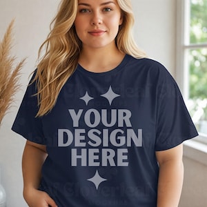 Könnte beinhalten: Ein marineblaues T-Shirt mit dem Text "YOUR DESIGN HERE" in großer, fetter Schrift. Das T-Shirt hat einen klassischen Rundhalsausschnitt und kurze Ärmel. Das Bild ist ein Mockup, ideal für die Präsentation von individuellen Designs auf Kleidung.