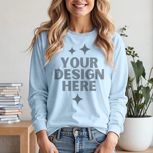 Gildan 2400 Hellblau Mockup G2400 Frauen Modell Mock-up G 2400 Hellblau Langarm Mock-up Ästhetische Boho Mocks Longsleeve Tee Mockups