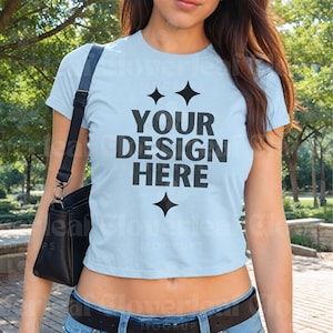 ライトブルーのギルダン5000BベビーTシャツのモックアップ、レディースフィットのライトブルーベビーTシャツのモックアップ、ライトブルーのクロップトップのモックアップ、トレンディな美的モックアップ
