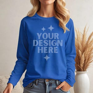 Gildan 2400 Royal Mockup G2400 Frauen Modell Mock-up G 2400 Royal Langarm Mock-up Ästhetische Boho Mocks Royal Longsleeve Tee Mockups