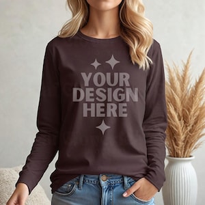 Gildan 2400 Dunkle Schokolade Mockup G2400 Frauen Modell Mock-up G 2400 Langarm Mock-up Ästhetische Boho Mocks Longsleeve Tee Mockups