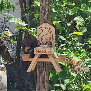 Ekorrmatare med nötstänger Återvunnen, handgjord personlig ekorrmatare tillverkad av engångspallar - Ekorre