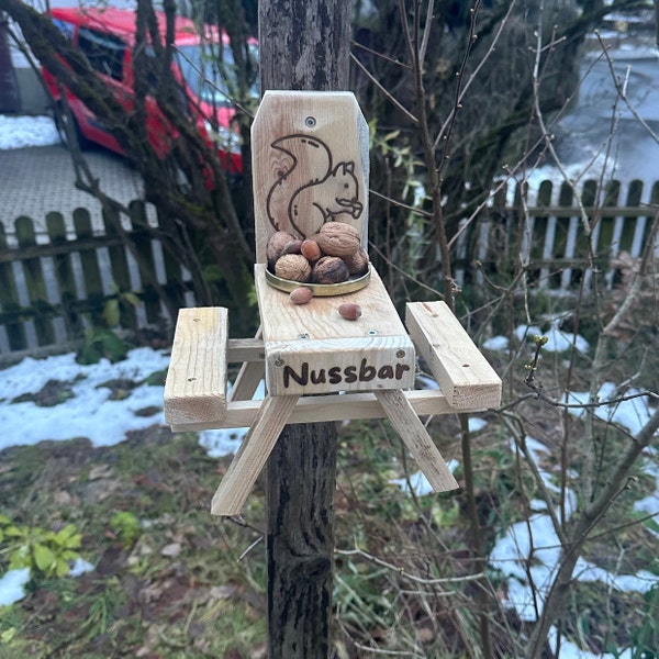 Eichhörnchen Nussbar Futterstation recycelt, Handmade personalisierte Eichhörnchen Futterstelle aus Einwegpaletten - Eichhörnchen