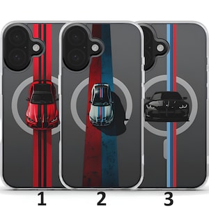 Puede incluir: Tres fundas transparentes para teléfono con diseños de coches. Cada funda presenta un gráfico de coche diferente: un coche rojo con rayas negras, un coche blanco y azul y un coche negro. Cada funda tiene un diseño de rayas verticales en rojo, azul y azul claro.