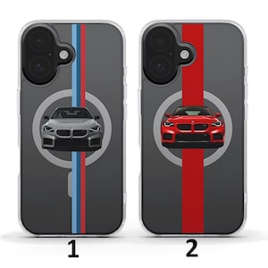 Op de afbeelding: Twee doorzichtige telefoonhoesjes met autodesigns. Eén hoesje heeft een grijze auto met blauwe en rode strepen en het nummer 1. De andere hoes heeft een rode auto met een rode streep en het nummer 2. Beide hoesjes hebben een grijze achtergrond.