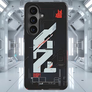 以下が含まれることがあります： 黒いスマートフォンケースで、赤のアクセントと回路のような細い線が入った、大きな白い角張った幾何学模様が特徴です。デザインには、左下に小さな赤い四角いシンボル、右上に赤い文字が含まれています。
