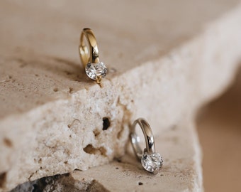 Aros con diamantes de circonita cúbica: joyería minimalista, resistente al agua y para uso diario "AURORA"