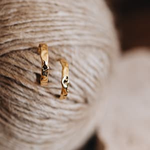 Orecchini a cerchio in oro, orecchini a cerchio creoli, orecchini a cerchio martellati, orecchini creoli in oro, orecchini a cerchio intrecciati, regalo per lei / Odelia