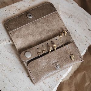 Comodo portagioielli da viaggio, organizer compatto per gioielli, portagioielli minimalista, portagioielli in pelle, regalo per lei / Gemelia