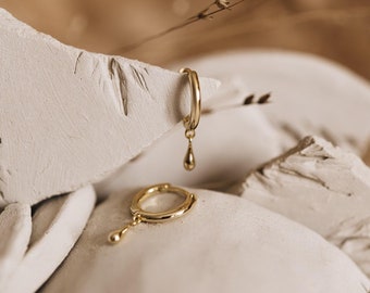 Aros de plata de ley con dije de lágrima "ARIEL" en oro de 18 quilates