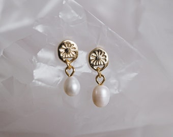 Luxury Freshwater Pearl Drop Earrings, 18K Gold Plated Sterling Silver, Unique Birthday or Valentine's Day Gift, Nickel-Free, Floral | Pérla