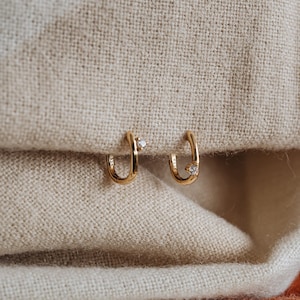 Orecchini a cerchio con diamanti in filo: orecchini a filo in oro, orecchini con diamanti, cerchietti delicati, regalo di Natale per lei, impermeabili, adatti alla pelle / Hugi