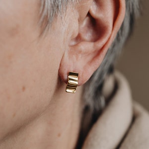 Pendientes de oro de 18 quilates: pendientes de barra con siluetas, regalo para mamá, pendientes minimalistas, pendientes de barra acanalada, resistentes al agua / Eclisse