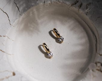 Gold Vermeil Diamant Creolen - Sterling Silber Huggies mit CZ ""AURORA"""