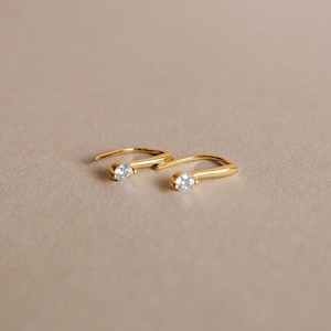 Orecchini a bottone con diamanti, orecchini a bottone con cristalli delicati, orecchini minimalisti con diamanti, regalo perfetto per la mamma, orecchini a cerchio in oro, minimalisti / Solaris