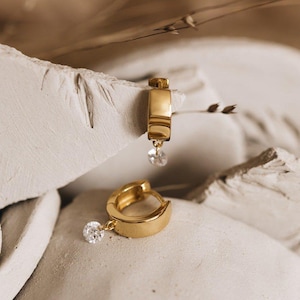 Mini orecchini a cerchio con diamanti, orecchini con ciondolo a forma di diamante, piccoli orecchini a cerchio con diamanti, orecchini a cerchio minimalisti, regali per lei, impermeabili / ORA