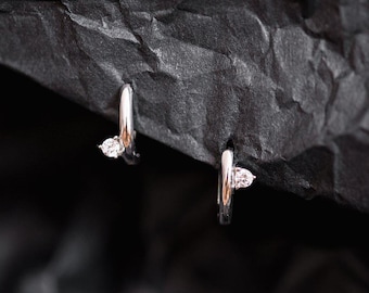 Pequeños aros de plata de ley con diamantes: pendientes minimalistas