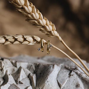Orecchini a cerchio con diamanti, piccoli orecchini a cerchio in oro, graziosi orecchini con diamanti, orecchini minimalisti, aggiunta perfetta al tuo set di orecchini, regalo / Hugi