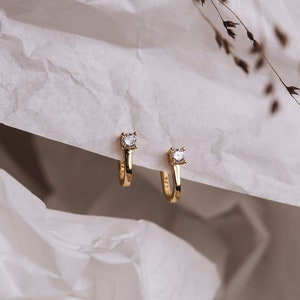 Orecchini a cerchio con diamanti - Piccoli orecchini a cerchio in oro, orecchini con diamanti delicati, orecchini minimalisti, regalo di gioielli sostenibili, impermeabili, regalo per la mamma / Iris