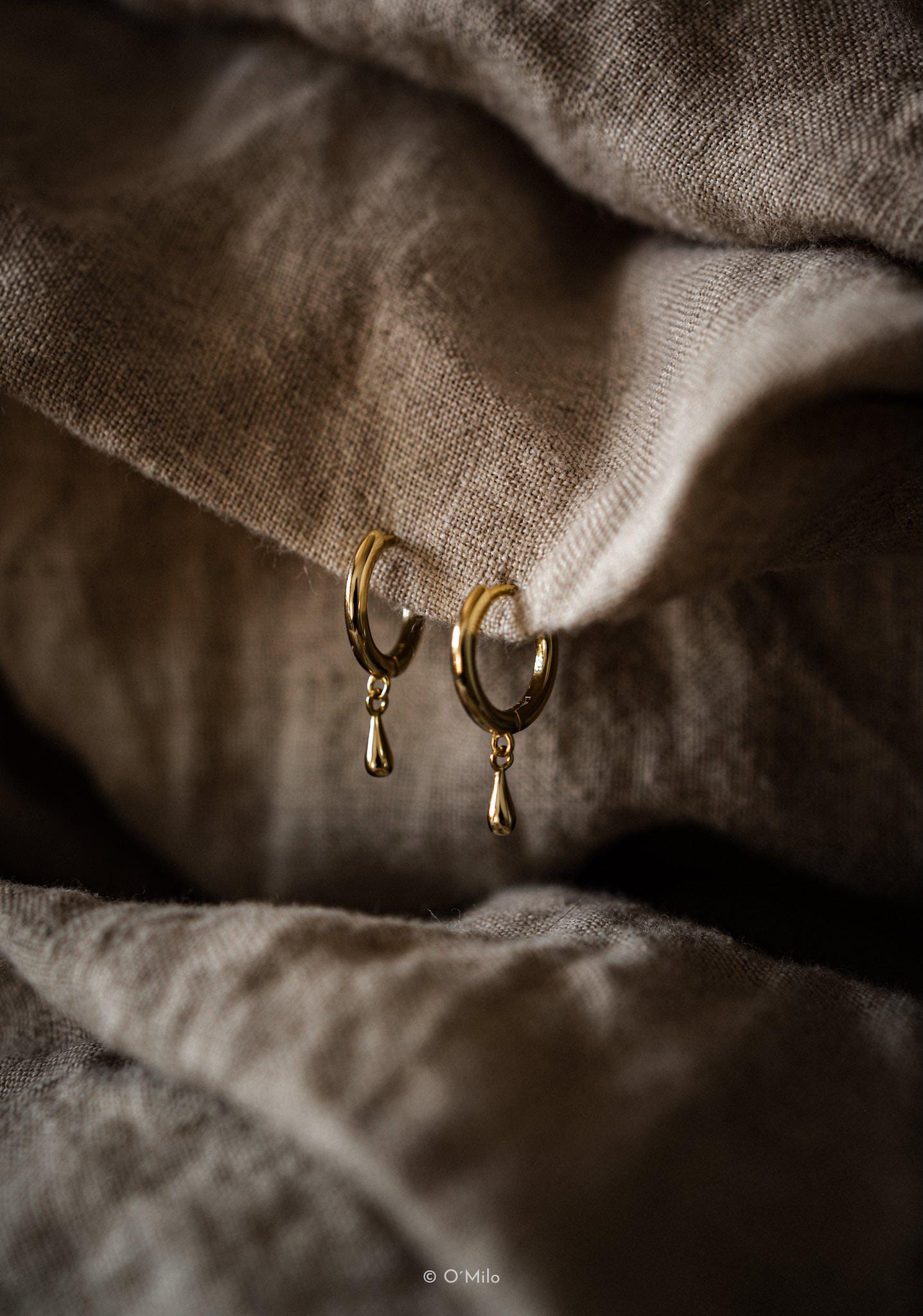 ゴールドドロップフープイヤリング – 18Kゴールドヴェルメイユ ティアドロップダングル、スターリングシルバーベース | アリエル - Etsy 日本