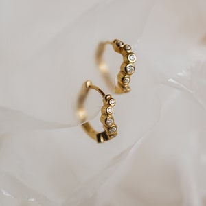 Gleaming Orbit Hoops Celestial Crystal Hoop Earrings, Elegant Accessory for Evening Wear, Romantic Gift for Her, Valentine's Day Vivara image 8