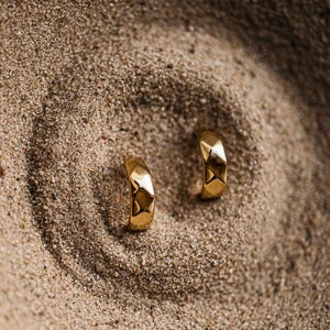 Facettierte Creolen Ohrringe, Gold Kreolen Ohrringe, Zierliche Kreolen Creolen, Strukturierte Kreis Ohrringe, Kleine Kreis Creolen, Minimalistische Ohrringe | Zara
