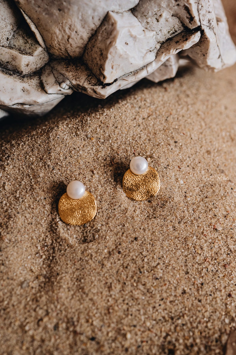 Strukturierte Goldohrstecker mit elegantem Perlenakzent Sonnenverwöhntes Gold mit glänzender Perle, zierliche Süßwasserperlenohrringe, Valentinstag Mira Bild 2