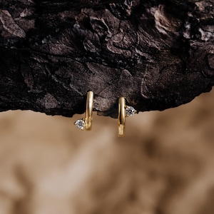 Orecchini a cerchio con diamanti - Orecchini a filo in oro, orecchini con diamanti, cerchietti delicati, regalo per lei, impermeabili, delicati sulla pelle, cerchio minimalista / Hugi