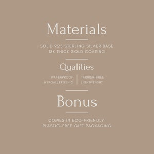 Puede incluir: Gr&aacute;fico beige con texto blanco que detalla los materiales, las cualidades y las bonificaciones del producto. Los materiales son una base s&oacute;lida de plata de ley 925 con un revestimiento de oro grueso de 18K. Las cualidades incluyen impermeable, hipoalerg&eacute;nico, resistente al deslustre y ligero.