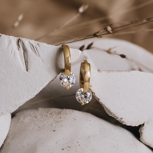 Orecchini a cerchio con diamanti, piccoli orecchini a cerchio in oro, graziosi orecchini con diamanti, orecchini minimalisti, aggiunta perfetta al tuo set di orecchini, Stack / AURORA