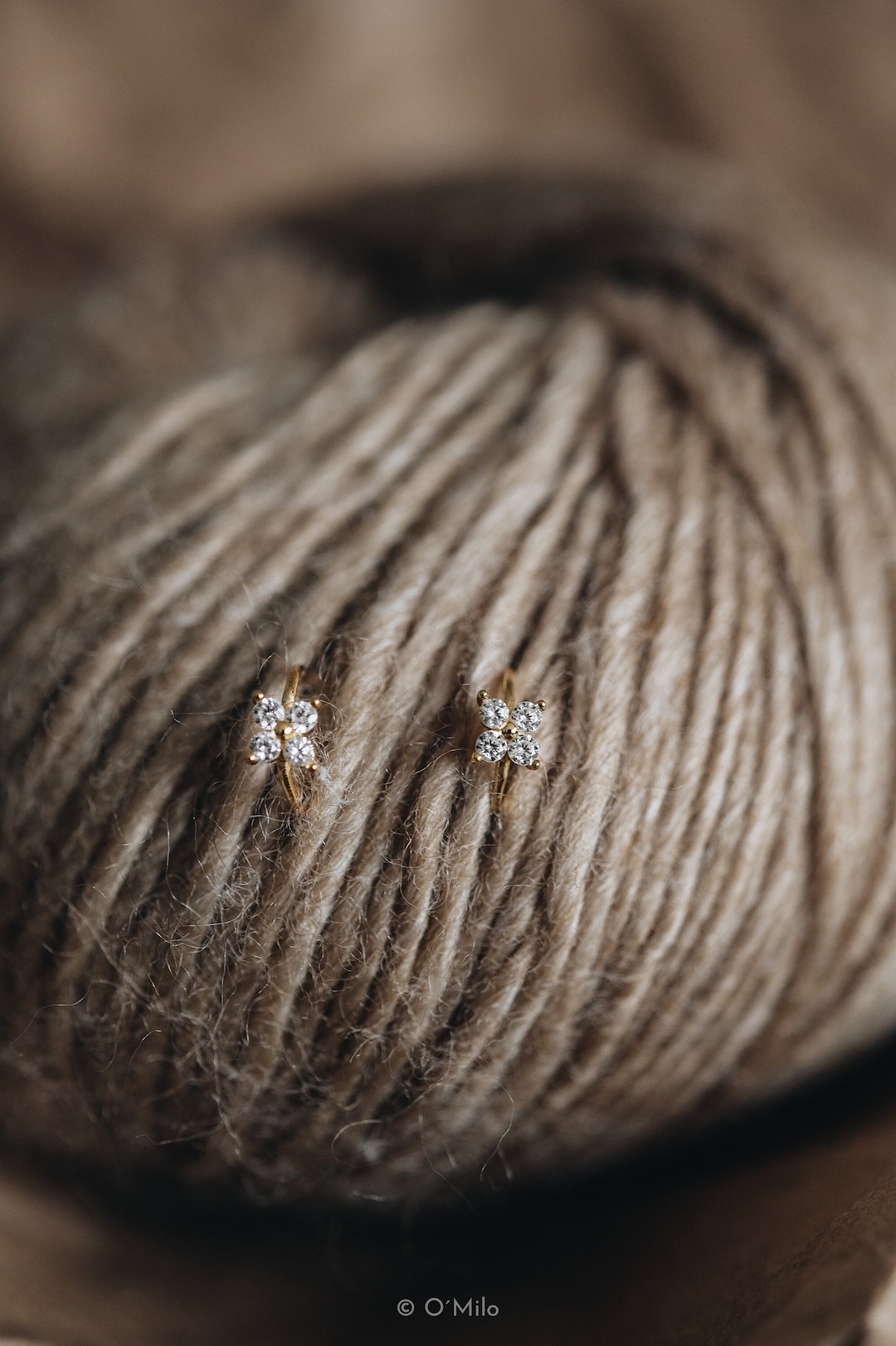 Diamond Floral Huggie-oorbellen: 18 kt goud vermeil, 925